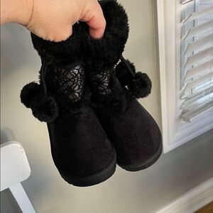 NWOT Cozy Black Kids Pom Pom Zip-up Boots